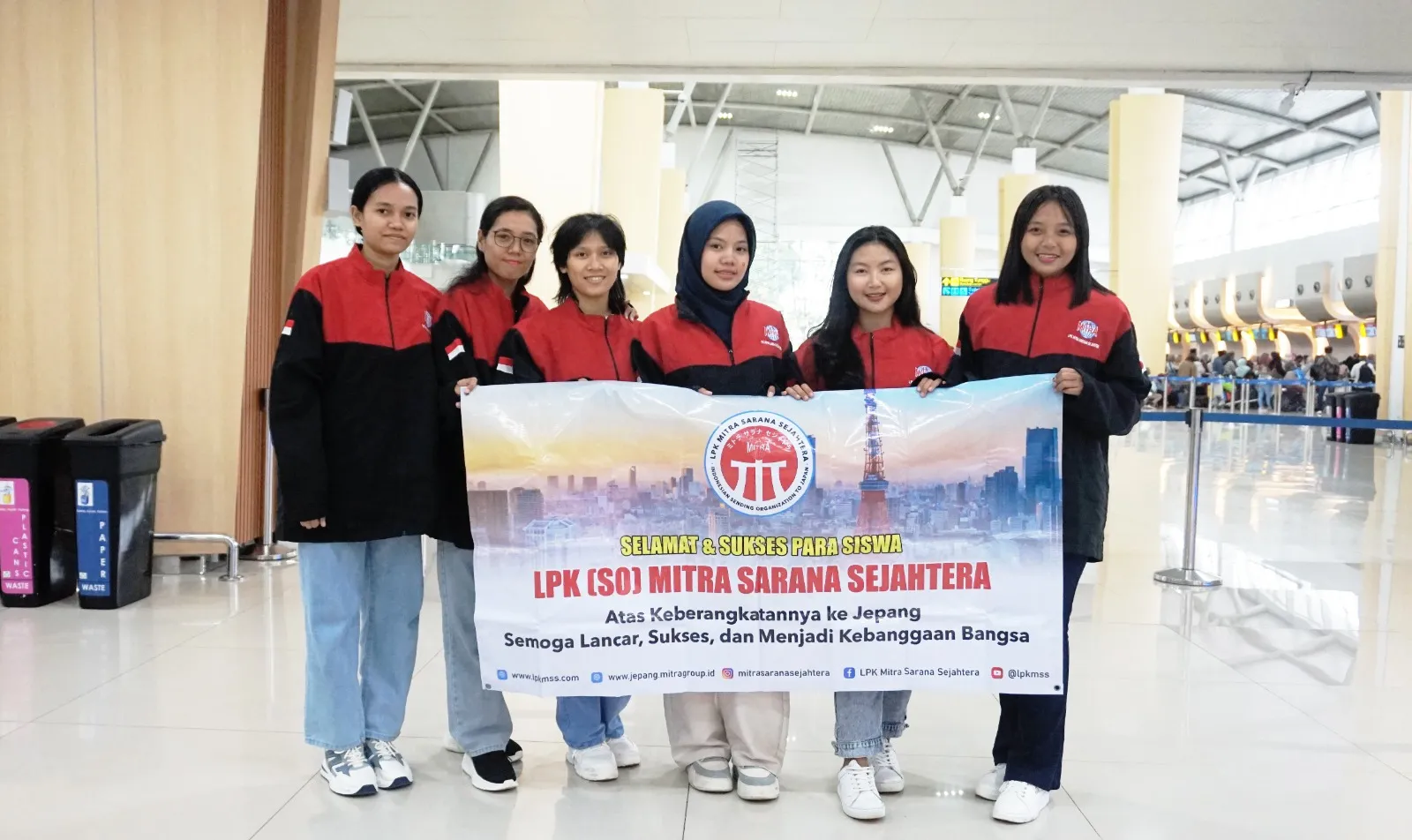 Alumni LPK MSS mengenakan kimono bersama warga Jepang